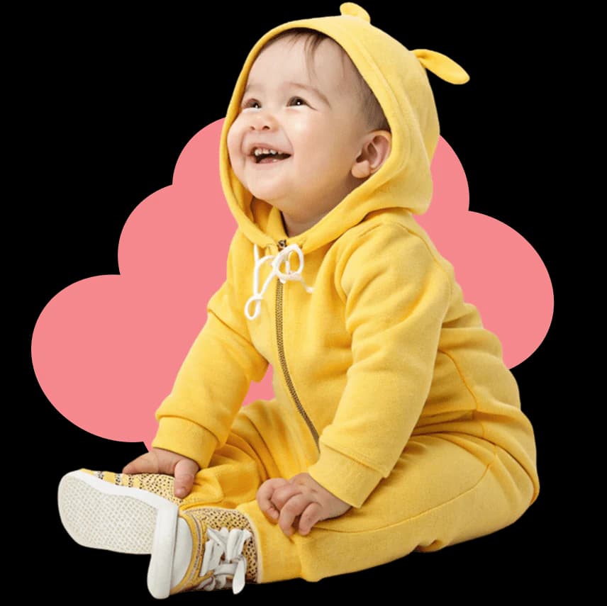 Bebê sorridente sentado, vestindo macacão amarelo com capuz