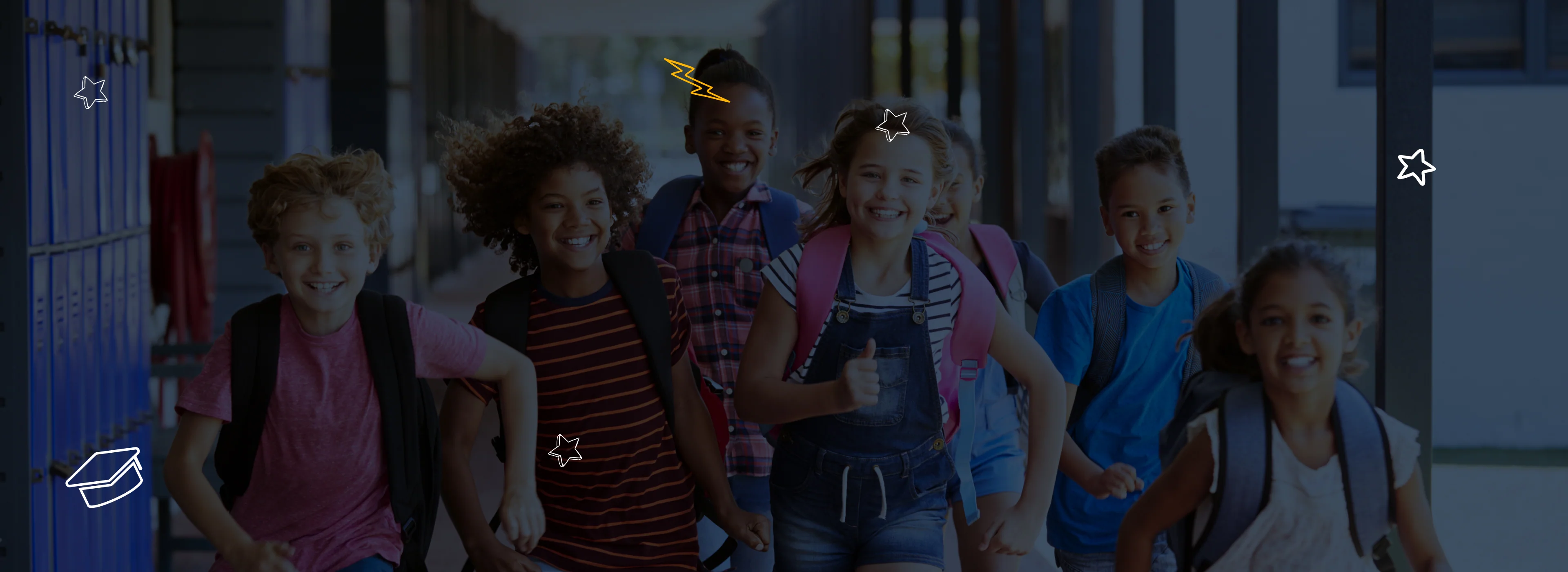 Grupo de crianças sorrindo com mochilas caminhando pelo corredor da escola